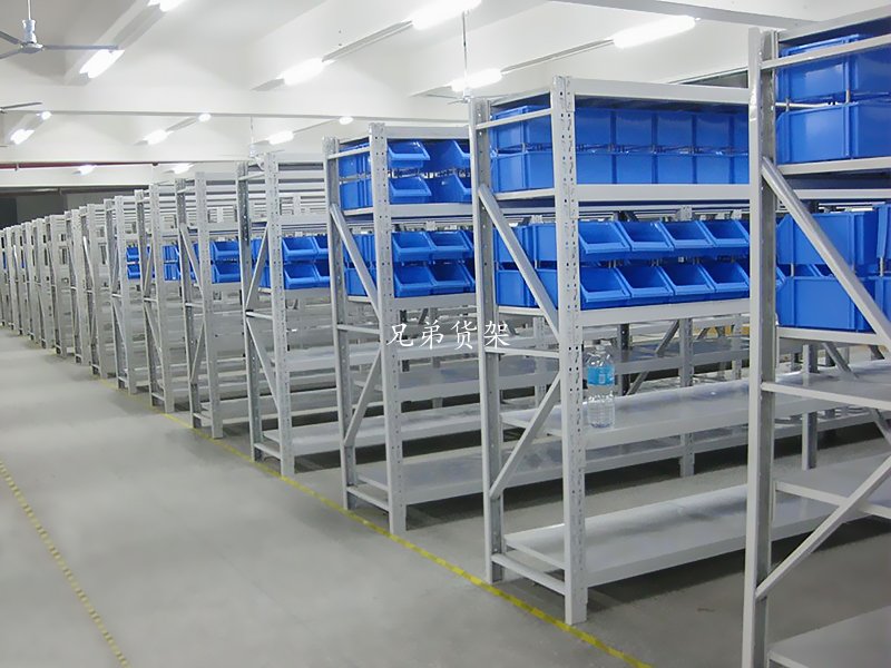 選購中型倉儲(chǔ)貨架時(shí),看重價(jià)格還是質(zhì)量